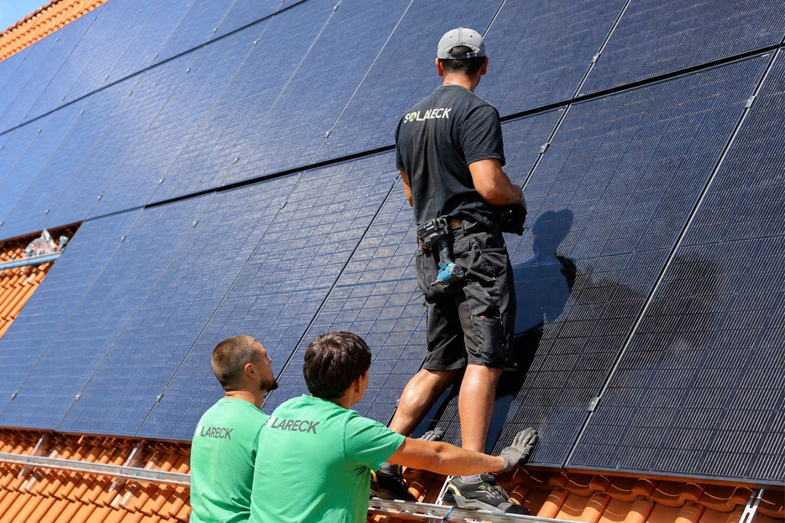 Solareck Mitarbeiter beim Amtsgericht in Wuppertal auf dem Dach bauen eine Solaranlage
